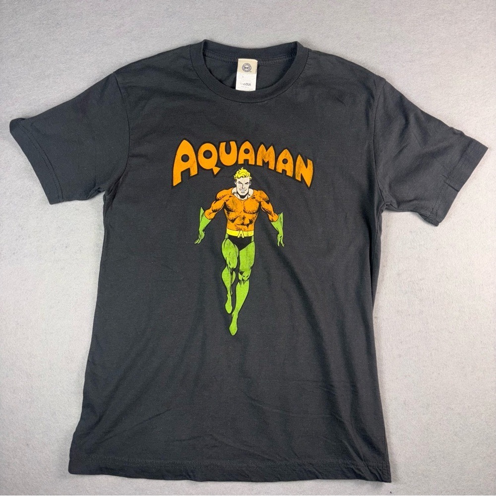 DC Comics Originals Aquaman Graphic T-Shirt Mens Small Charcoal Gray Retro Tee